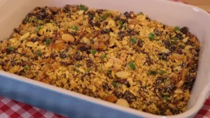 A farofa natalina serve como acompanhamento para carnes em almoços e jantares festivos, especialmente nas...