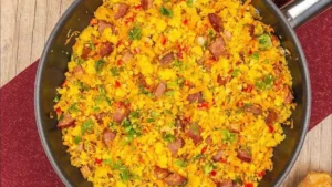 Farofa de Cuscuz com Linguiça, Bacon e Ovos Simples e Bem Temperada