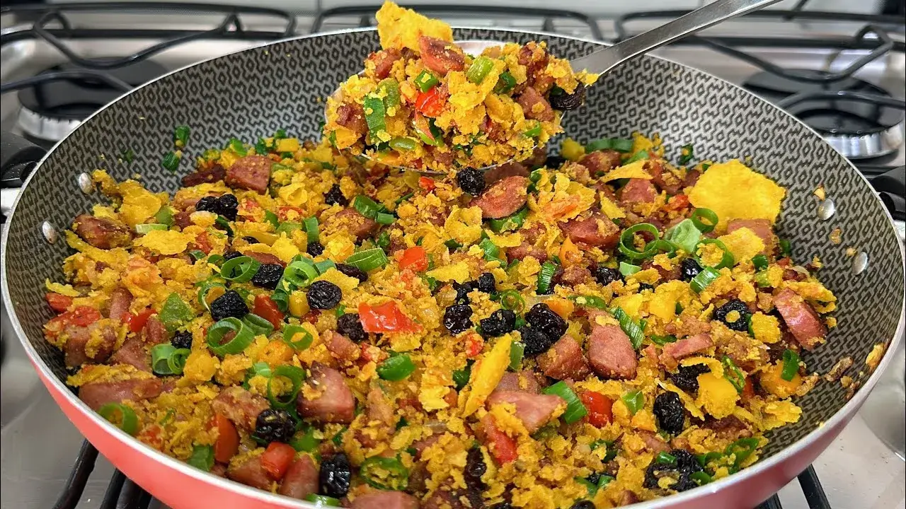 Farofa de Natal Úmida e Colorida com Bacon e Calabresa