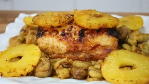 O lombo de porco assado com ananás e castanhas é uma receita clássica para refeições...