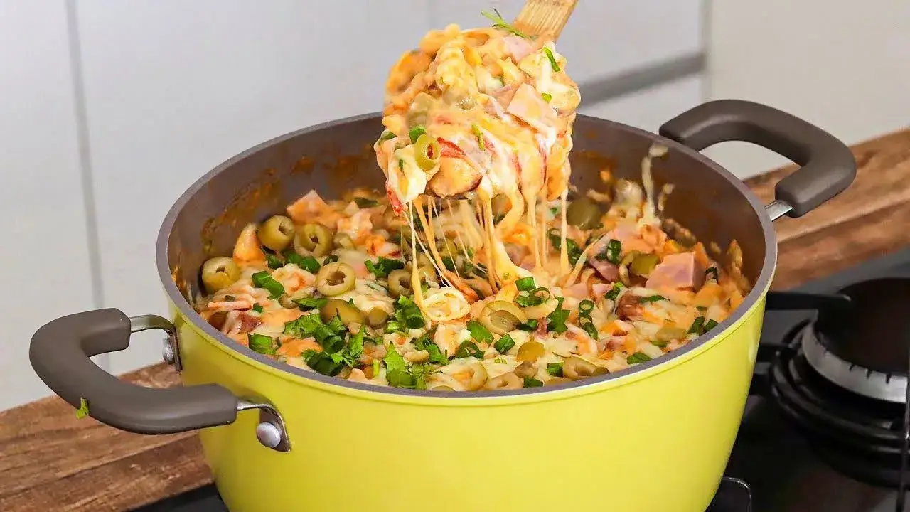 Macarrão cremoso de uma panela fácil e completo para o almoço