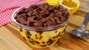Mousse de Maracujá Trufado na Travessa com Ganache de Chocolate