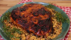 Pernil Suíno Assado Suculento para a Ceia de Natal Tradicional