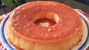 Pudim de flocão de milho cremoso feito no banho-maria