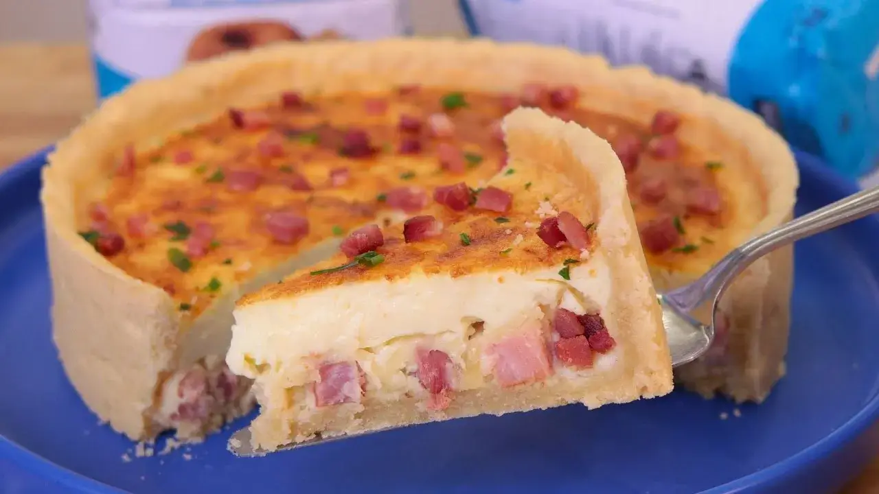 Quiche de Queijo e Bacon Clássica com Massa Crocante