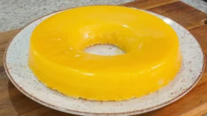 Quindim Tradicional em Forma de Pudim com Coco Brilhante