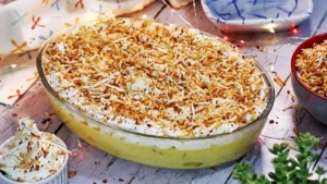 Sobremesa de Abacaxi na Travessa Cremosa com Coco Dourado