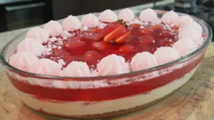 Sobremesa de Morango Clássica com Creme, Biscoito e Gelatina
