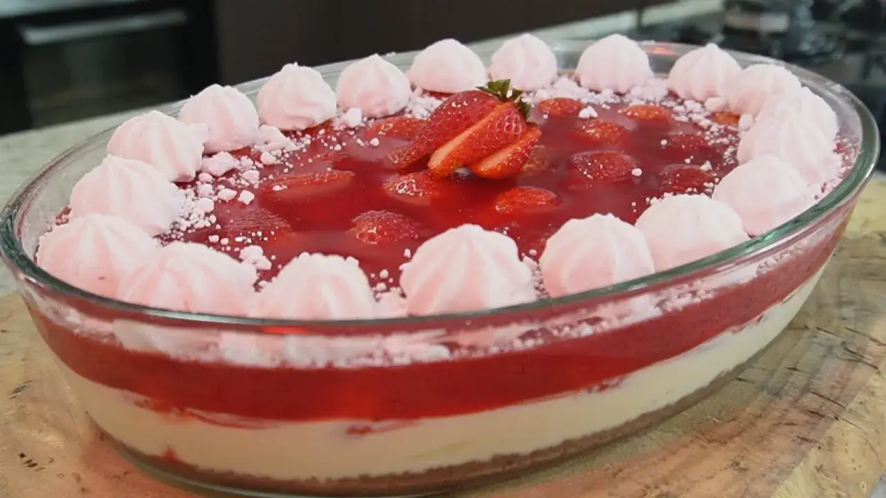Sobremesa de Morango Clássica com Creme, Biscoito e Gelatina