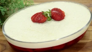 Sobremesa de morango cremosa que destaca qualquer refeição