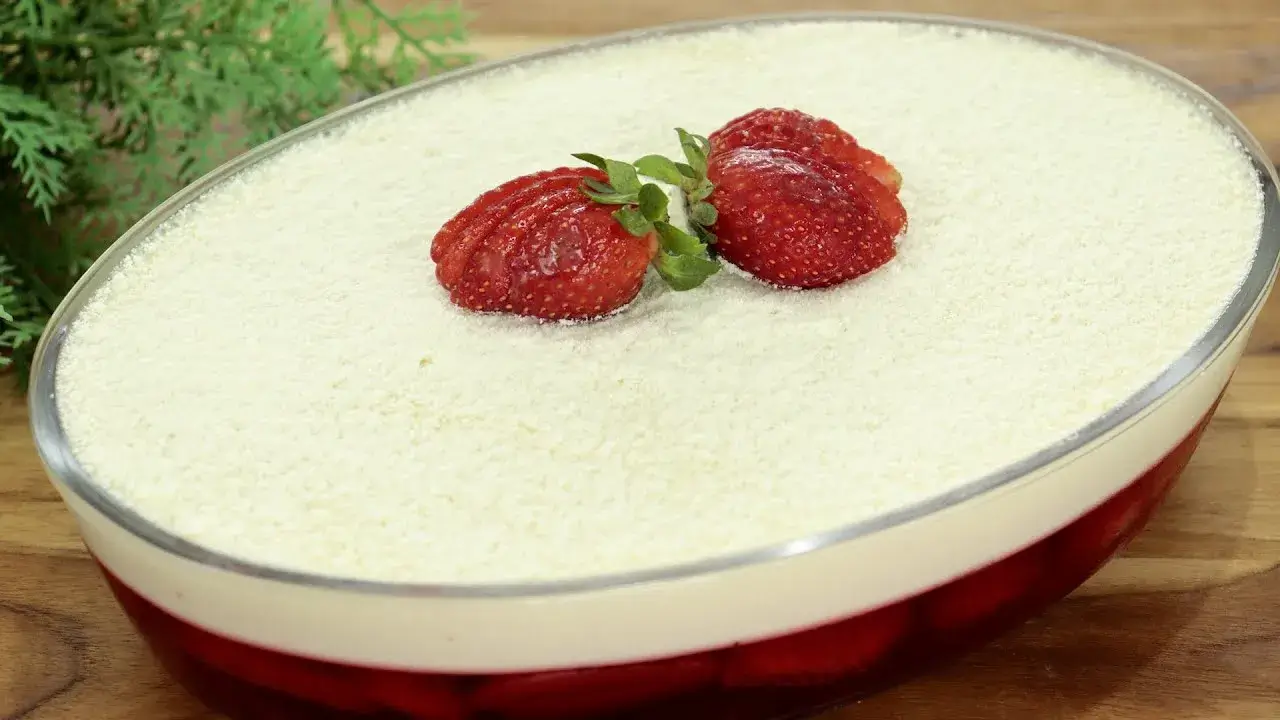 Sobremesa de morango cremosa que destaca qualquer refeição