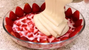 Surpreende na mesa e conquista no primeiro pedaço com sobremesa de gelatina com morango