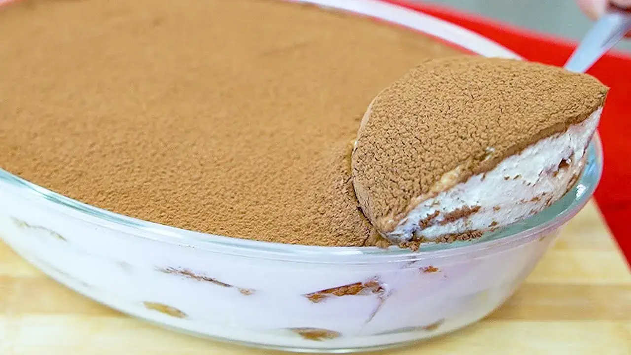 Tiramisu leve e cremoso: Um doce que surpreende na colher e conquista no primeiro pedaço