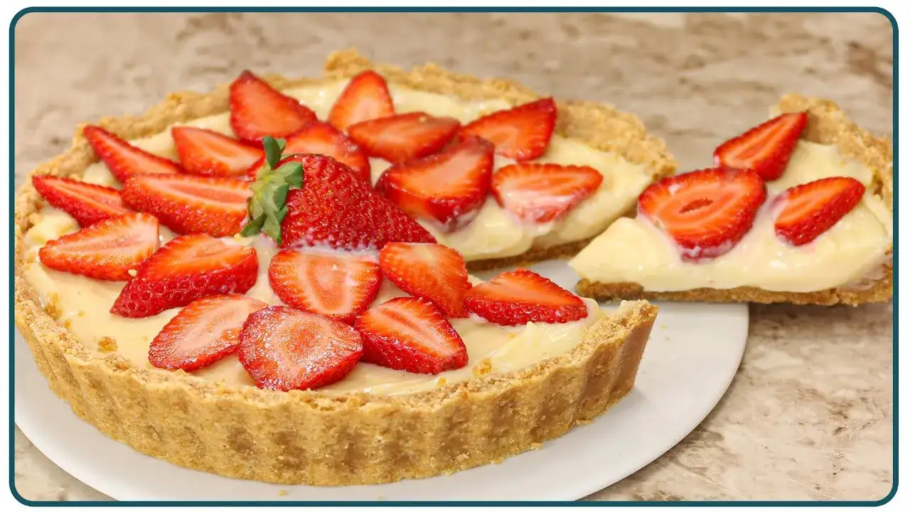 Torta de creme com morango fácil e cremosa