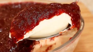 Um clássico gelado que encanta no primeiro pedaço com panacota simples