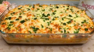 Arroz de forno com frango cremoso e gratinado para o almoço em família