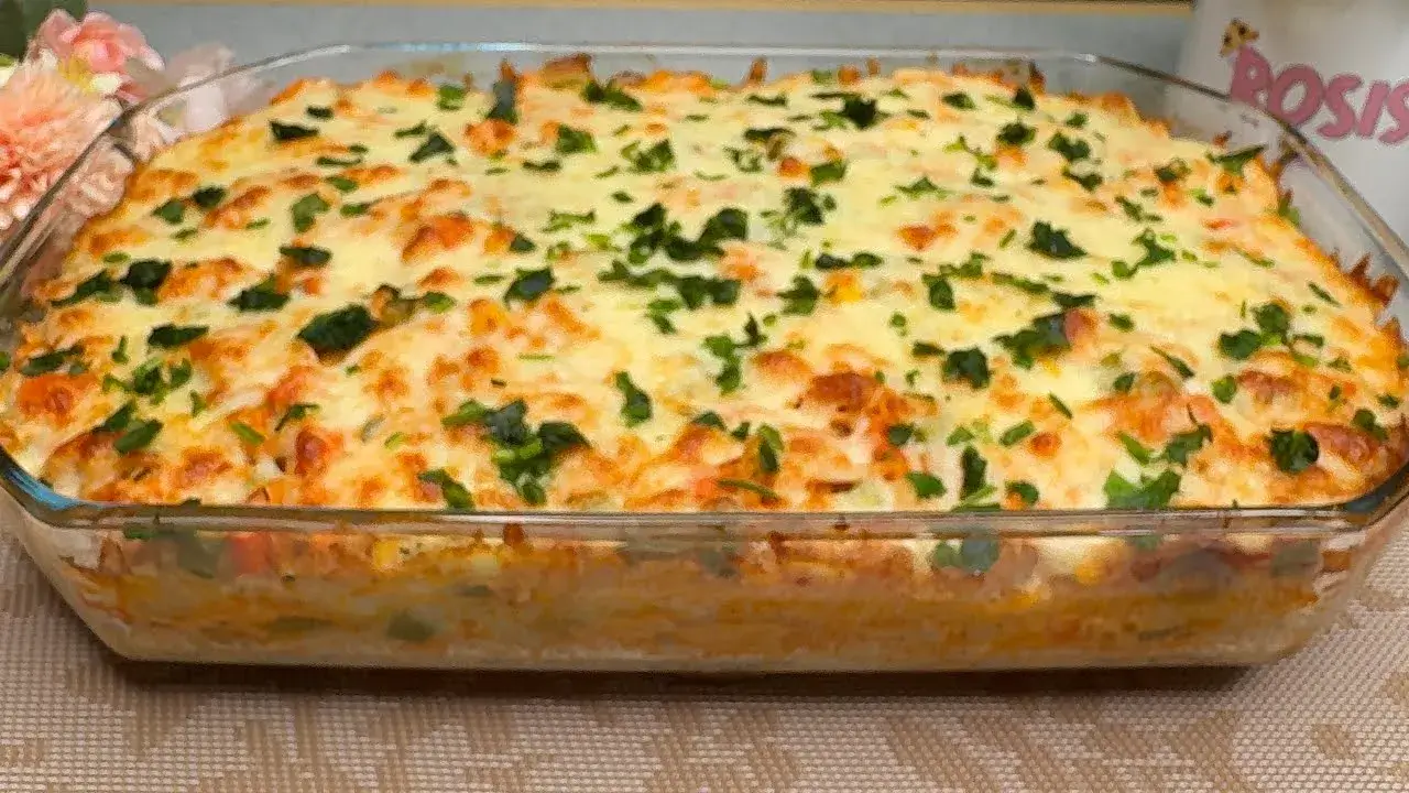 Arroz de forno com frango cremoso e gratinado para o almoço em família