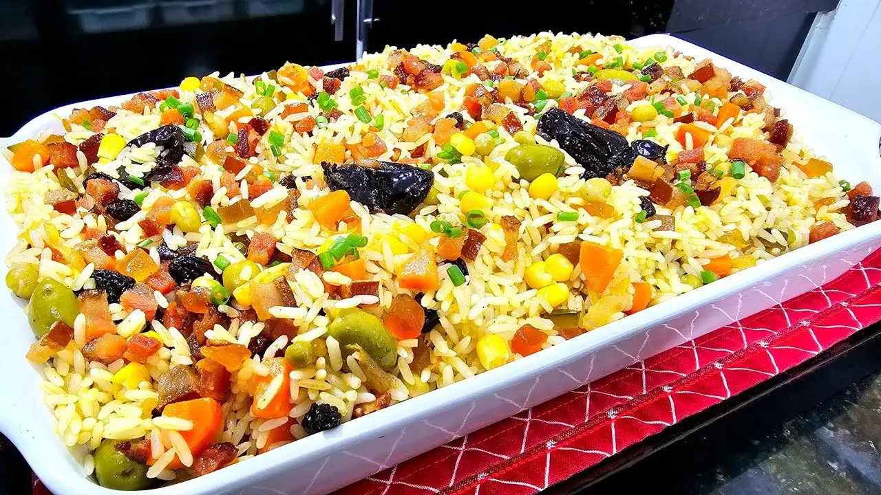Arroz temperado para o almoço ou janta