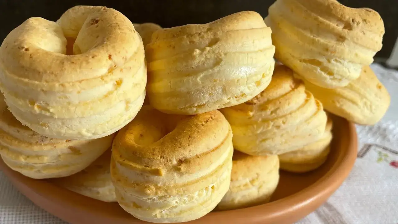 Biscoito de queijo com iogurte natural fácil de fazer em casa
