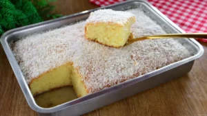 Bolo Fazendeiro Fofinho com Coco e Queijo para o Café da Tarde