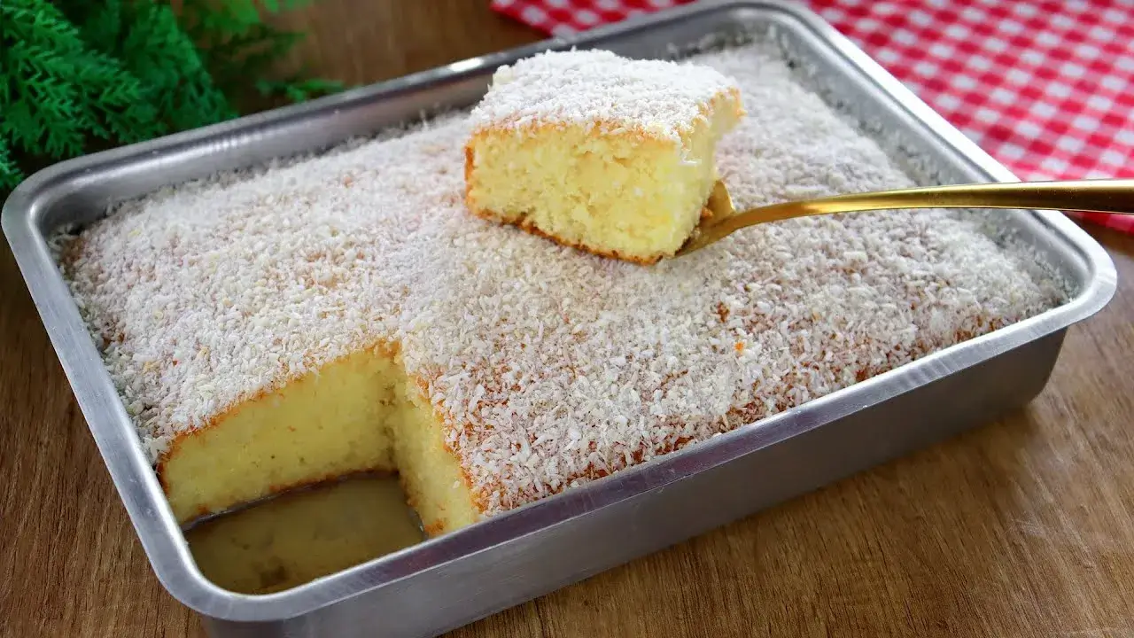 Bolo Fazendeiro Fofinho com Coco e Queijo para o Café da Tarde