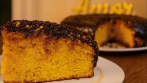 Bolo de Cenoura Simples com Cobertura de Chocolate Caseira