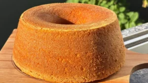 Bolo de Fubá Simples para o Café da Tarde com Massa Amarela e Macia