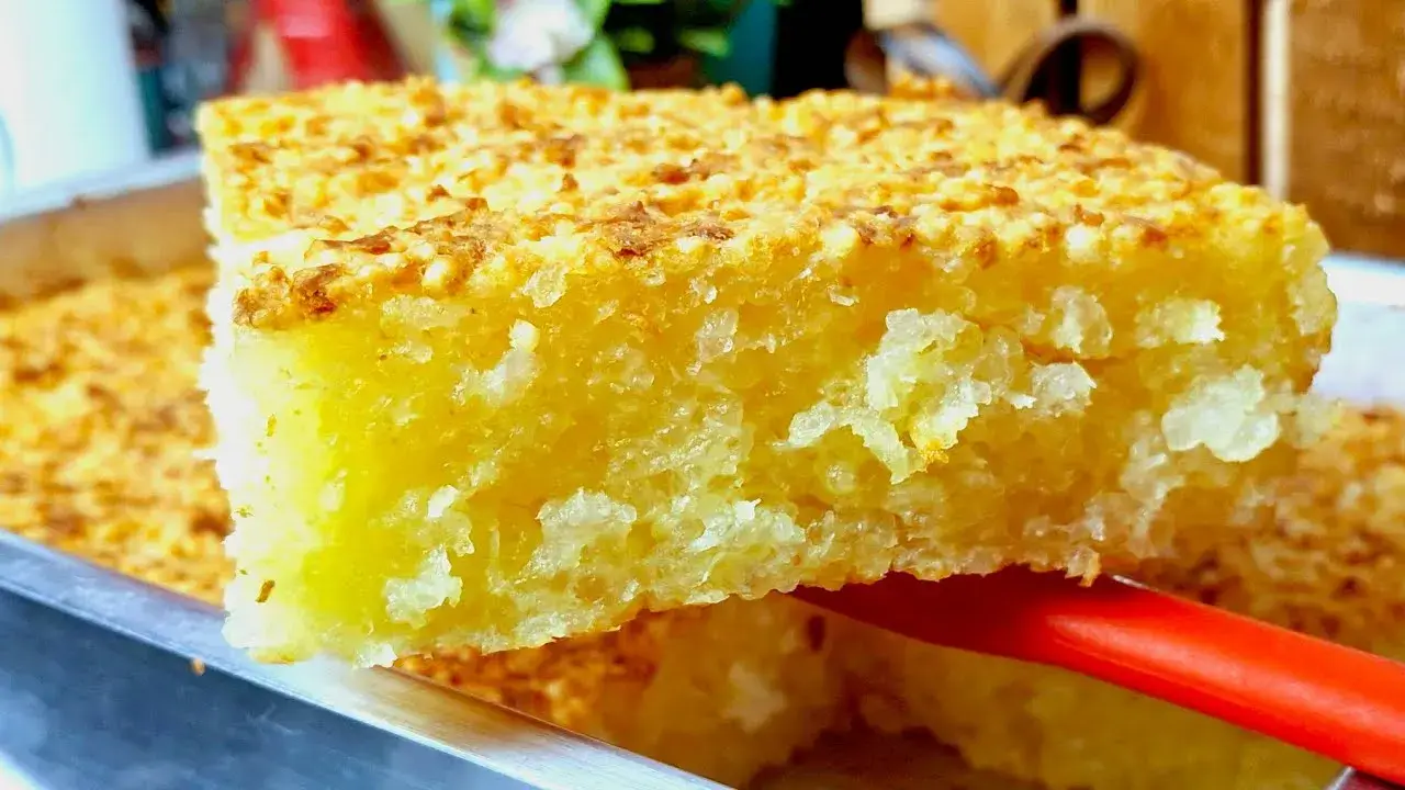 Bolo de Tapioca com Coco e Queijo Fácil e Caseiro