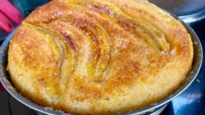 Bolo de banana na frigideira fácil para o cafezinho da tarde