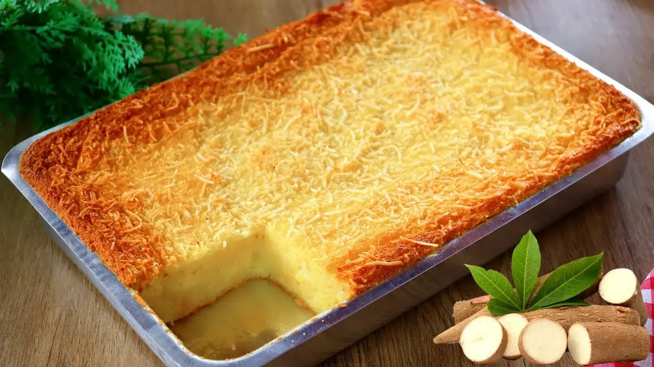 Bolo de mandioca cremoso feito no liquidificador e fácil de preparar