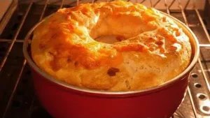 Bolo de pão de queijo fácil e prático para o café