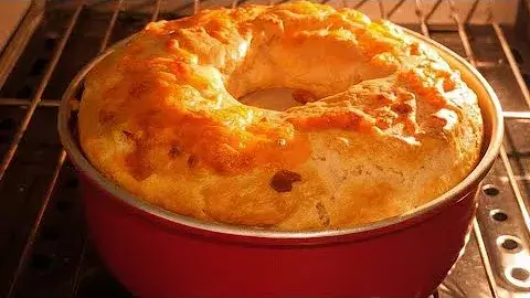 Bolo de pão de queijo fácil e prático para o café