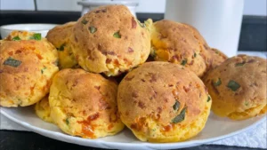 Broa Temperada Caseira com Queijo e Calabresa Fácil de Fazer