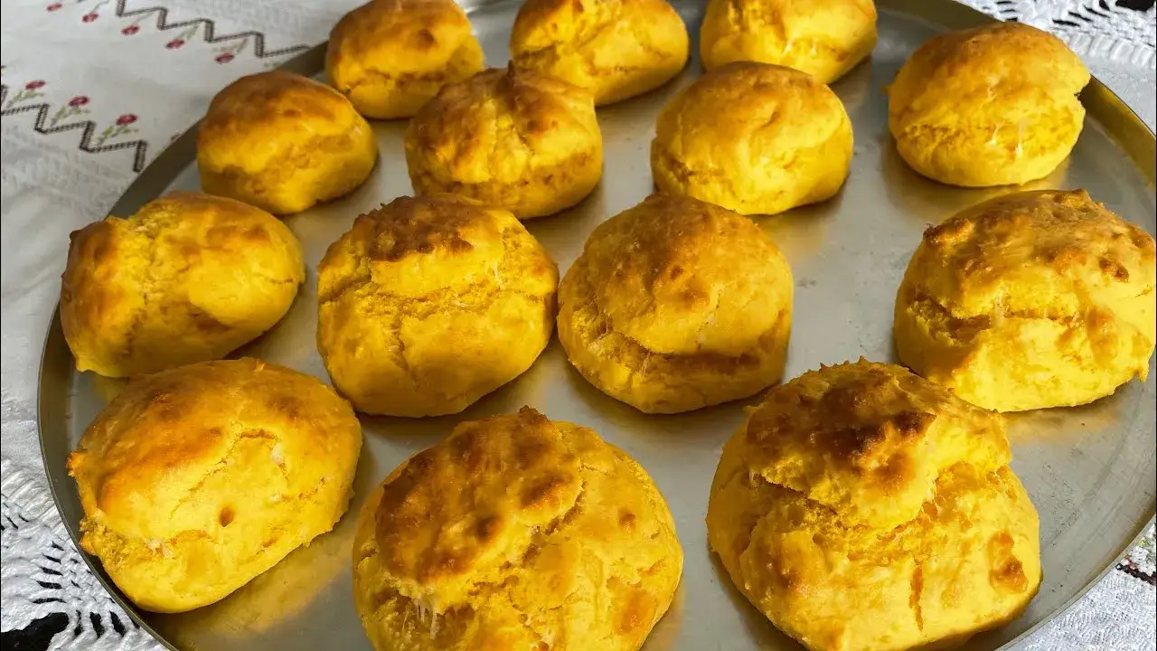 Broa de Colher fácil com fubá de canjica e queijo