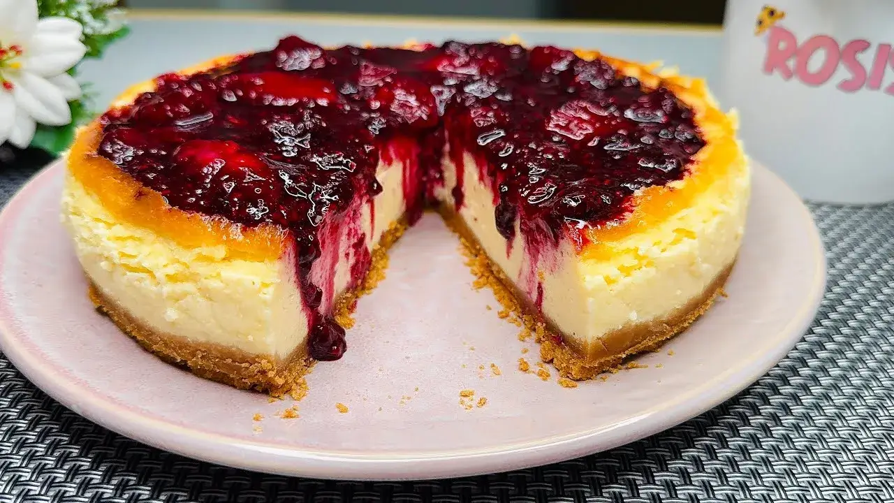 Cheesecake com Calda de Frutas Vermelhas Cremosa e Fácil de Fazer