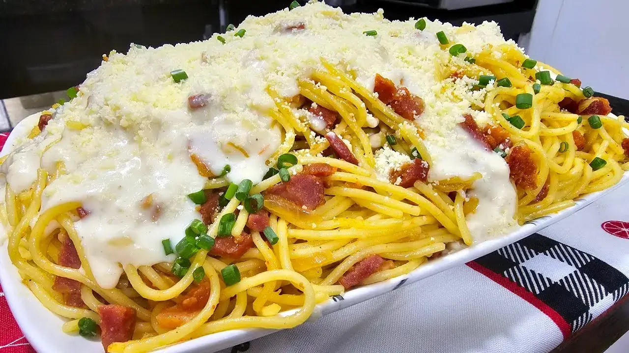 Macarrão Cremoso com Bacon e Calabresa para Festas
