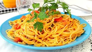 Macarrão com Molho Simples Caseiro Feito Só com Tomate e Cebola
