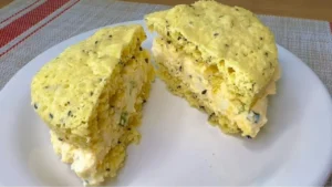 Pão Low Carb de Micro-ondas com Ovo e Farinha de Amêndoas