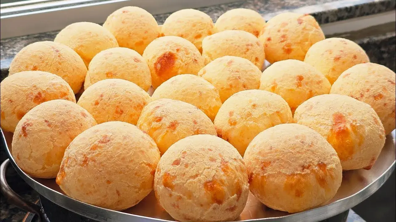 Pão de Queijo de Flocão Crocante com Puxa-Puxa Caseiro