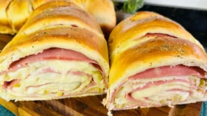 Pão recheado caseiro para lanche da tarde e fim de semana