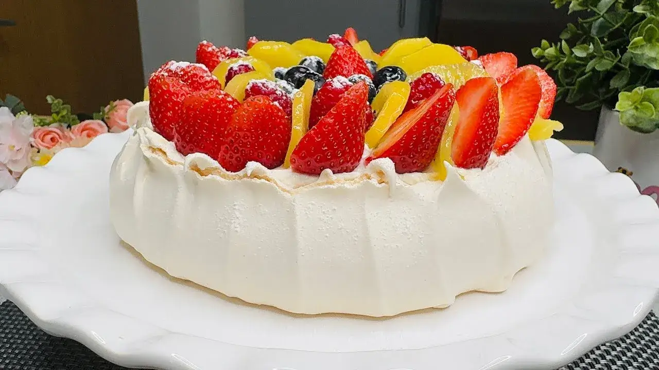 Pavlova Clássica com Chantilly e Frutas Frescas