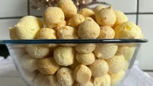 Pipoquinha de Queijo Crocante com Polvilho para Lanche e Café