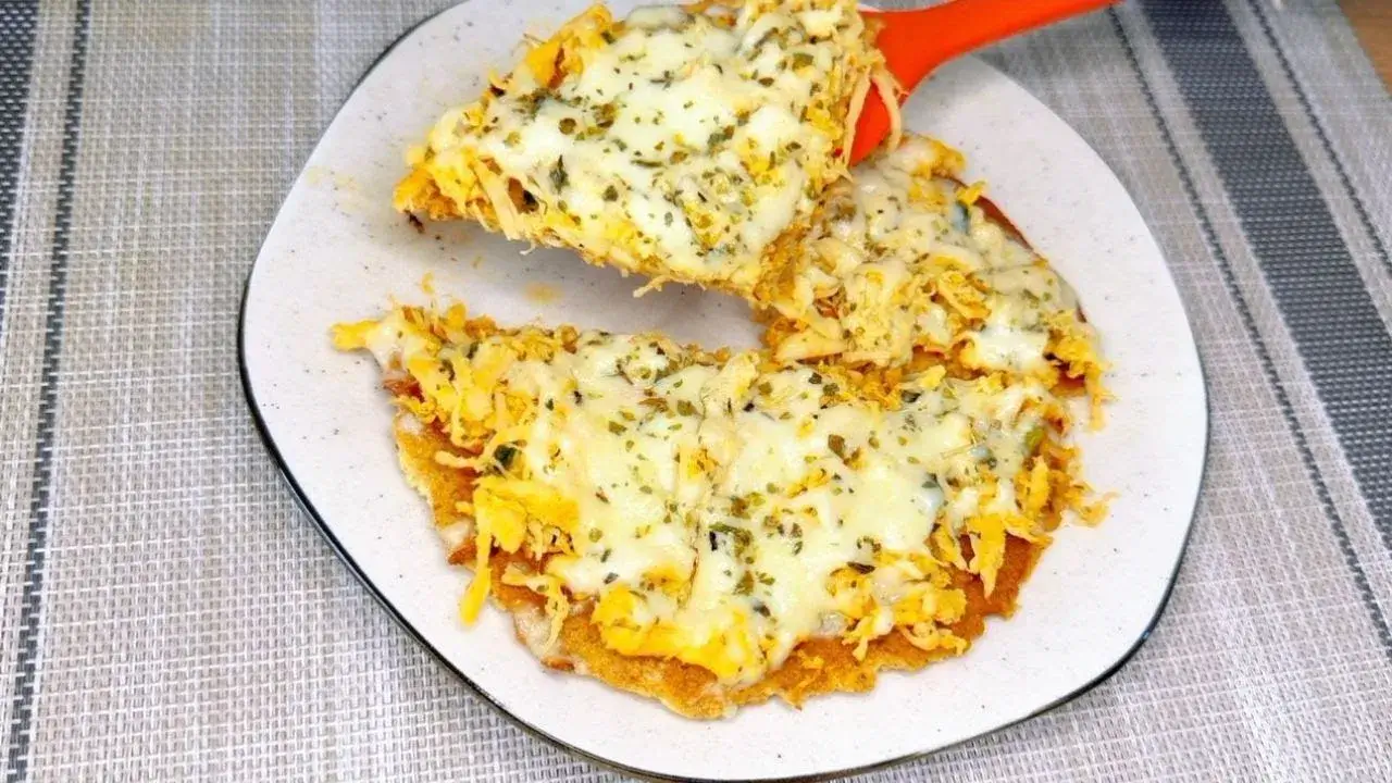 Pizza de frigideira low carb fácil para o dia a dia