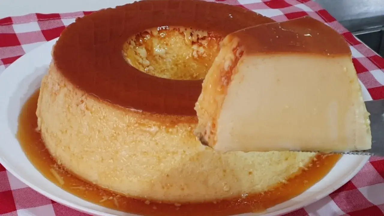 Pudim de leite condensado grande para a família, feito na panela