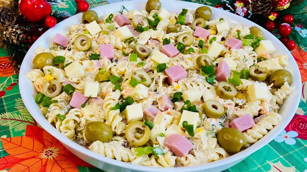 Salada de Macarrão Cremosa com Frango para Servir a Família Toda