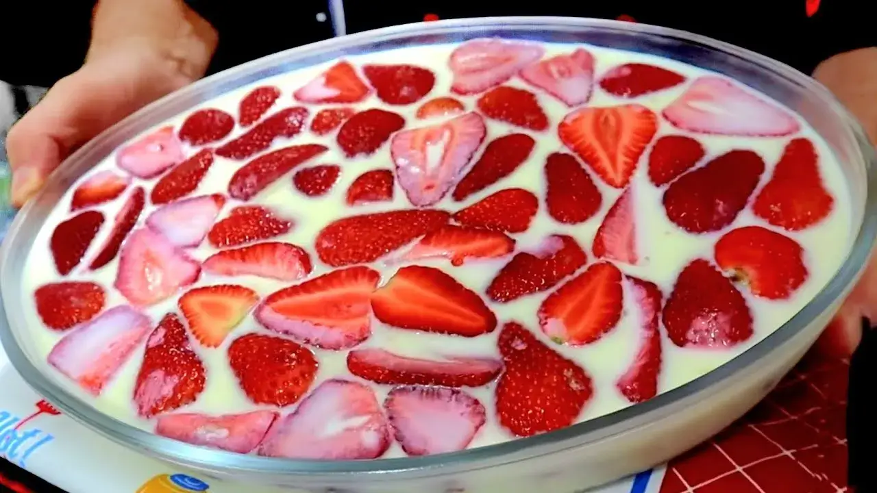 Sobremesa Gelada de Morango Simples e Econômica