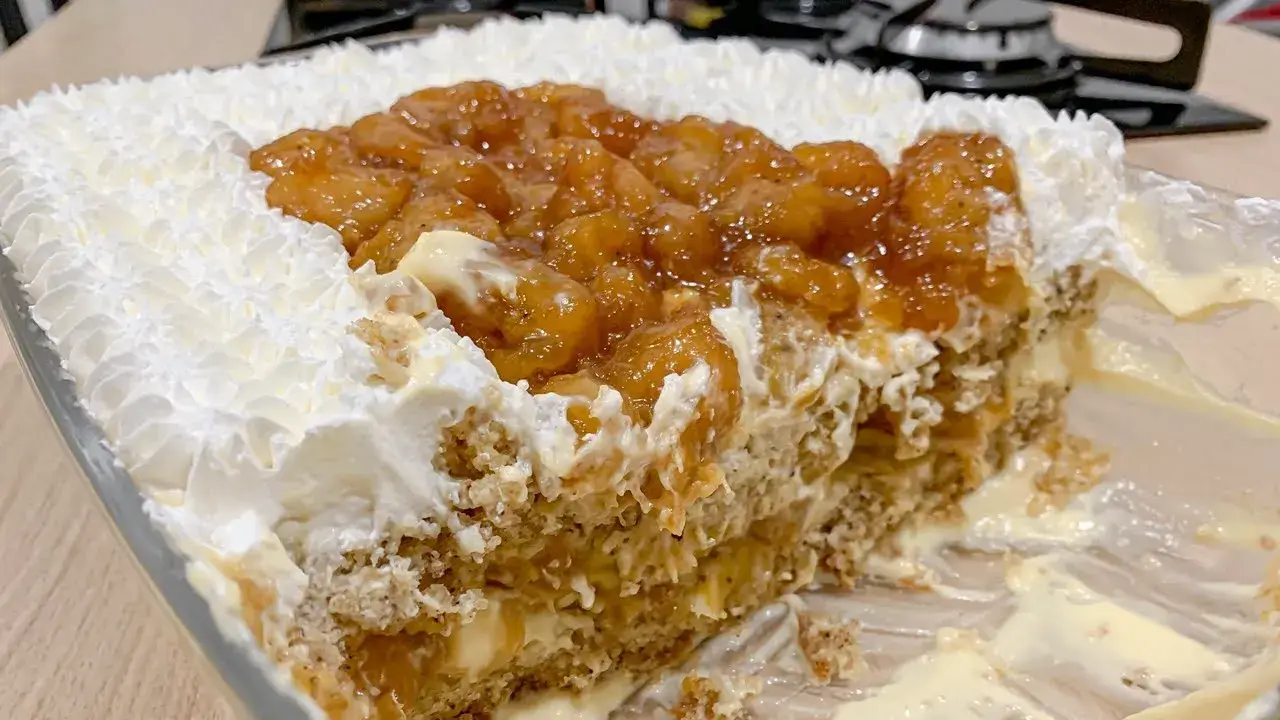Sobremesa de Banana com Bolo de Canela em Camadas Cremosas
