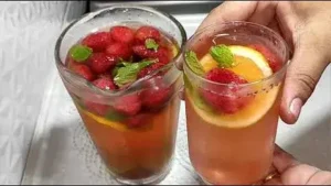 Água Saborizada com Morango, Laranja, Limão e Hortelã para Refrescar o Dia