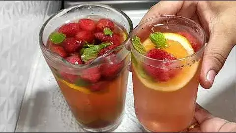 Água Saborizada com Morango, Laranja, Limão e Hortelã para Refrescar o Dia