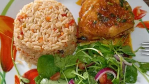 Arroz Agregado com Frango Refogado e Salada de Agrião
